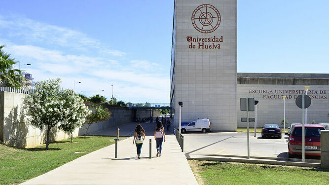 En este momento estás viendo Los alumnos de 1°de bachillerato de nuestro IES han disfrutado hoy en la universidad de una doble sesión de condición física