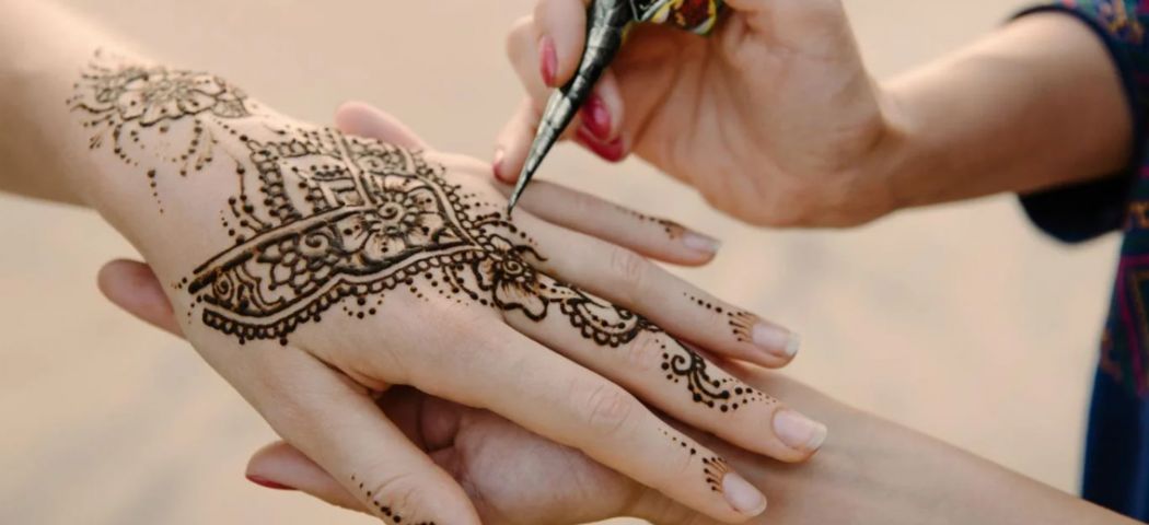 Lee más sobre el artículo TALLER DE HENNA – 20 CURIOSIDADES SOBRE MARRUECOS